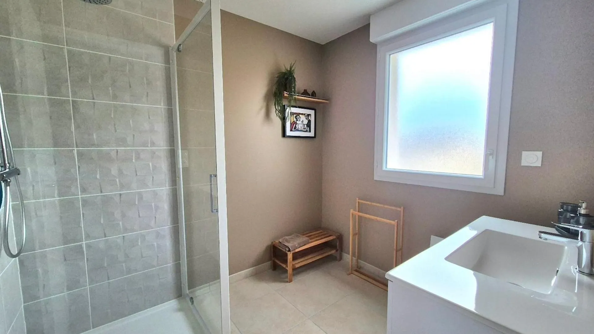 Beautiful 3 Bedroom House Close To The Sea Cherrueix Casa de Férias